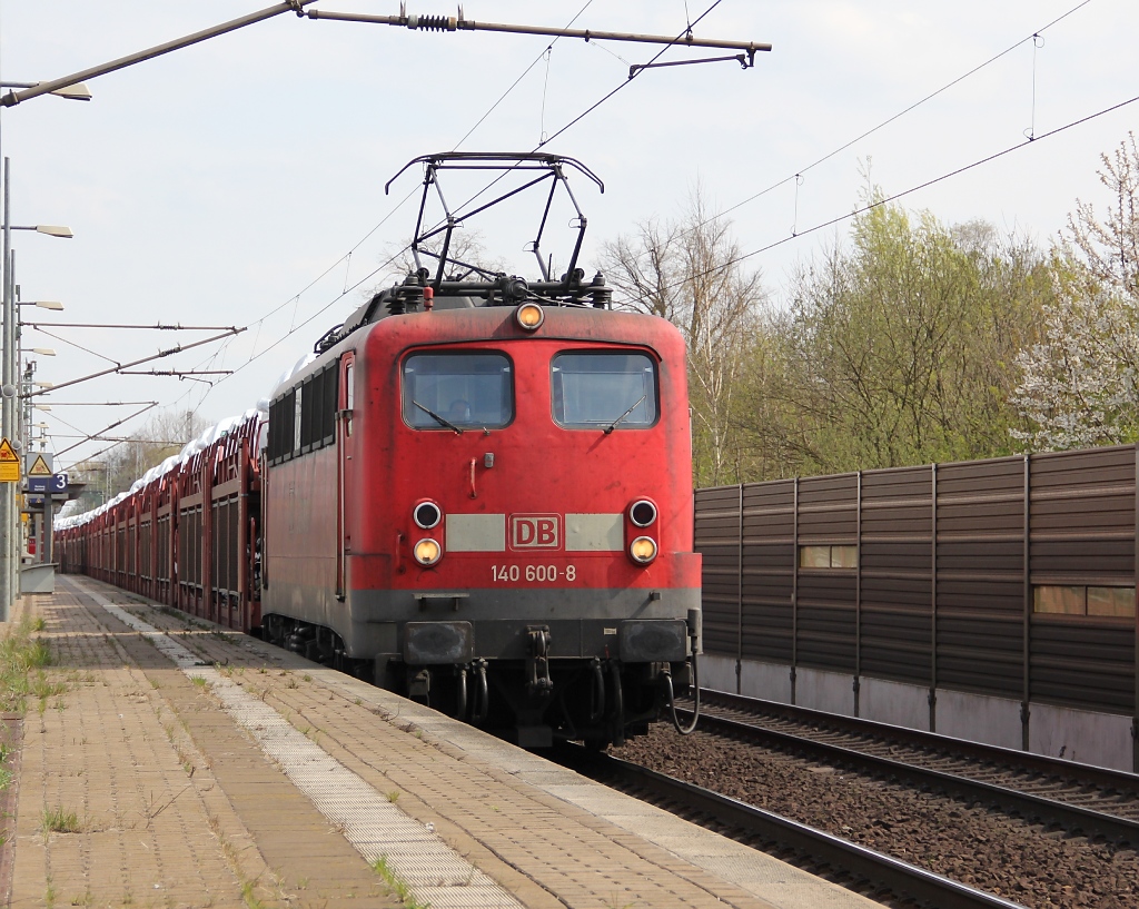 140 600-8 mit Autotransportzug in Richtung Wunstorf. Aufgenommen am 17.04.2012 in Dedensen-Gmmer.