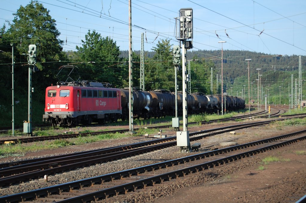 140 600-8 mit einem Kesselwagenzug auf Gleis 10 (!) im Bahnhof Altenbeken, 04.06.2011.