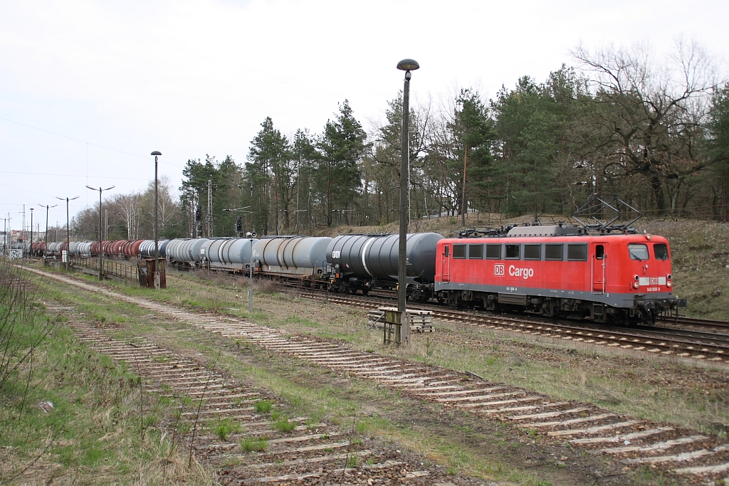 140 600 mit Kesselwagenzug bei der Ausfahrt aus Eberswalde in Richtung Berlin 15.04.2010