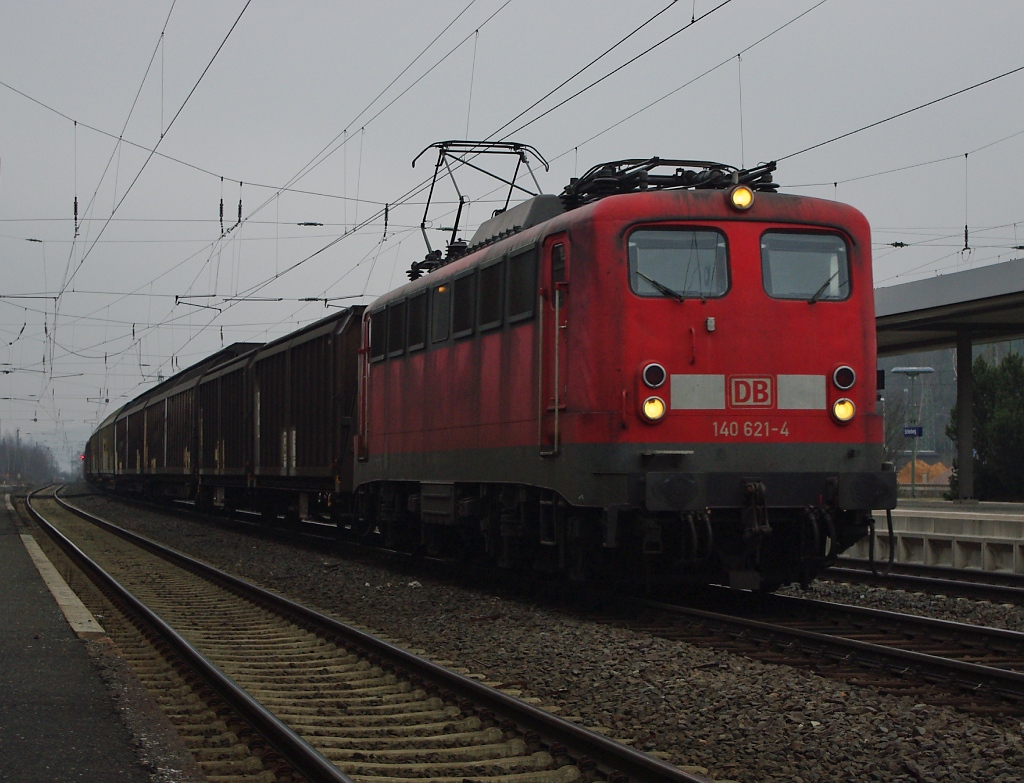 140 621-4 bringt einen gem. Gz in Richtung Sden durch Eichenberg. Aufgenommen am 17.02.2011.