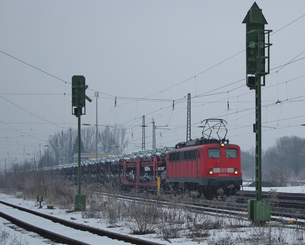 140 621-4 mit Autotransportwagen in Fahrtrichtung Sden am 19.02.2010 durch Eschwege West.