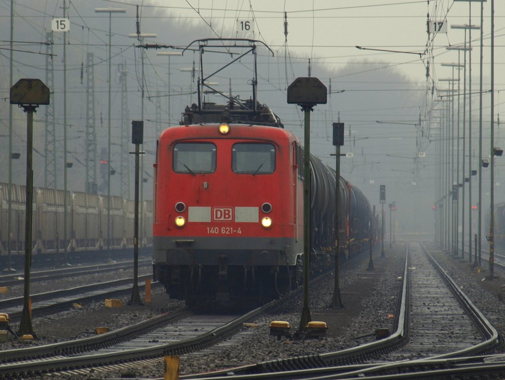 140 621-4 steht mit einem Kesselzug Abfahrtbereit im Nieselregen am 08.04.2010 in Aachen West.