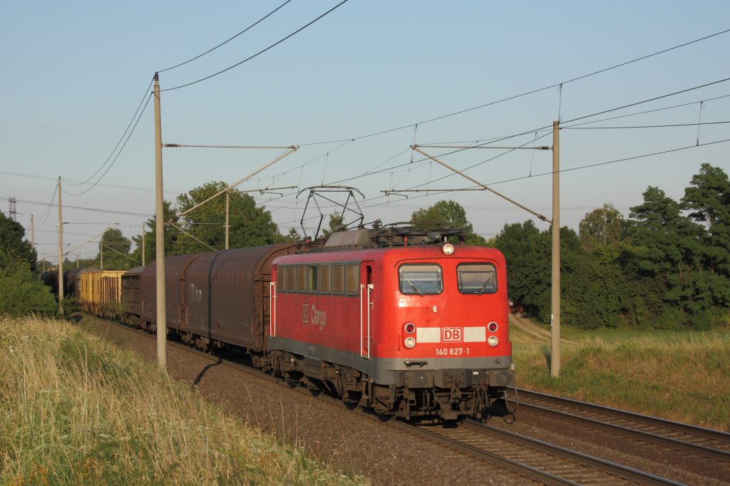 140 627-1 mit einem gemischten Gterzug in Magdeburg Diesdorf. Die Fahrt geht in Richtung Braunschweig, fotografiert am 09.07.2010. 