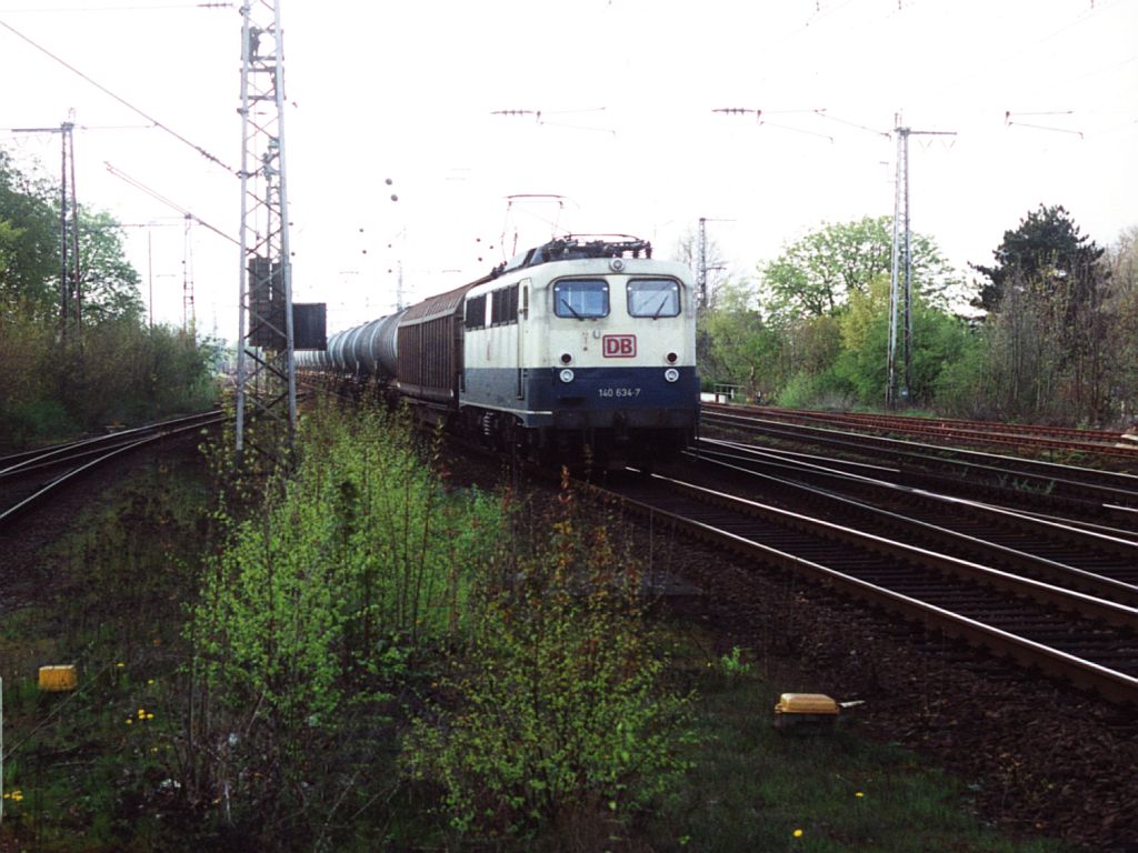140 634-7 mit einem Gterzug auf Bahnhof Salzbergen am 21-4-2000. Bild und scan: Date Jan de Vries.