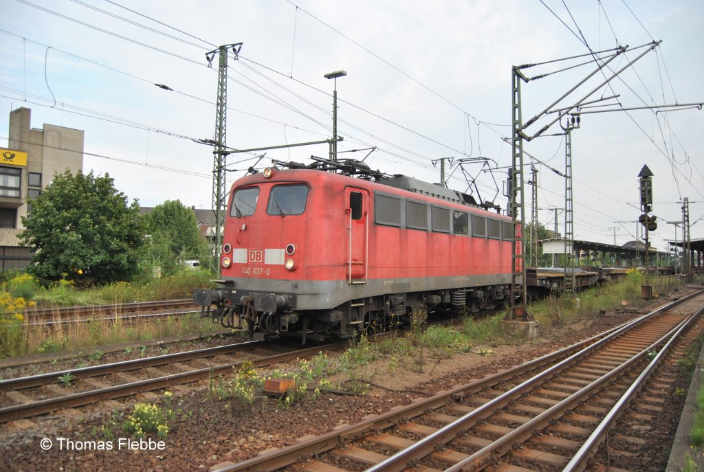 140 637-0, in Lehrte, mit Stahlplattenzug am 17.06.2010