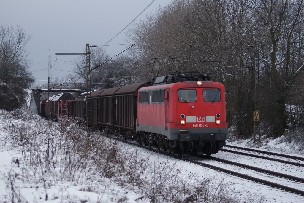 140 637-0 mit einem gemischten Gterzug bei der Durchfahrt durch Hannover-Ahlten am 30.01.10