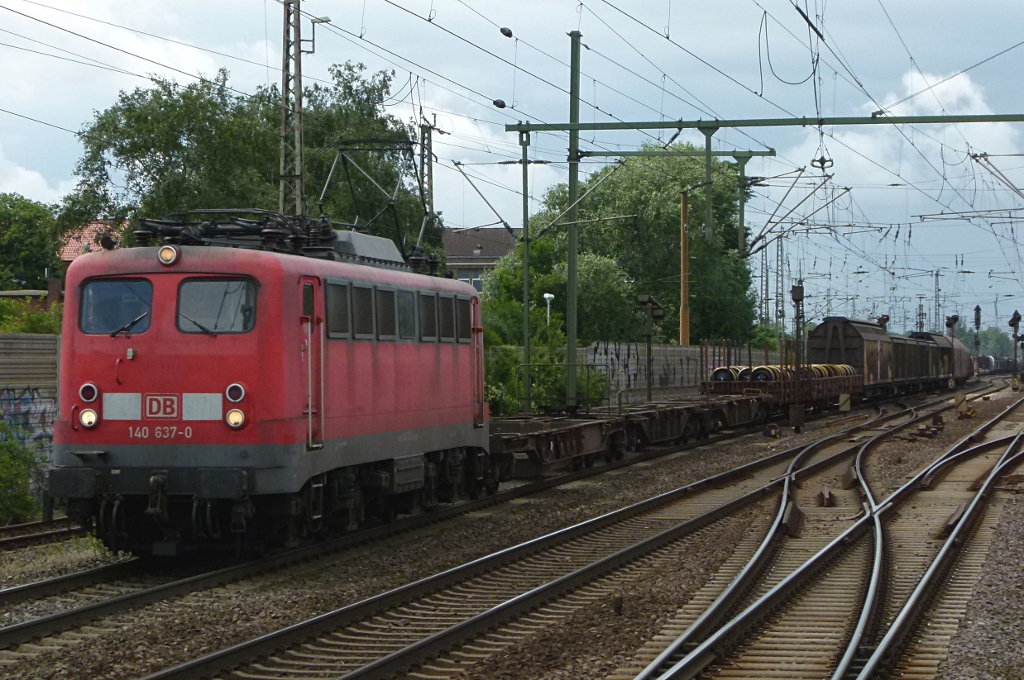 140 637-0 ist mit einem gemischten Gterzug am 12.07.2012 in Hannover Linden