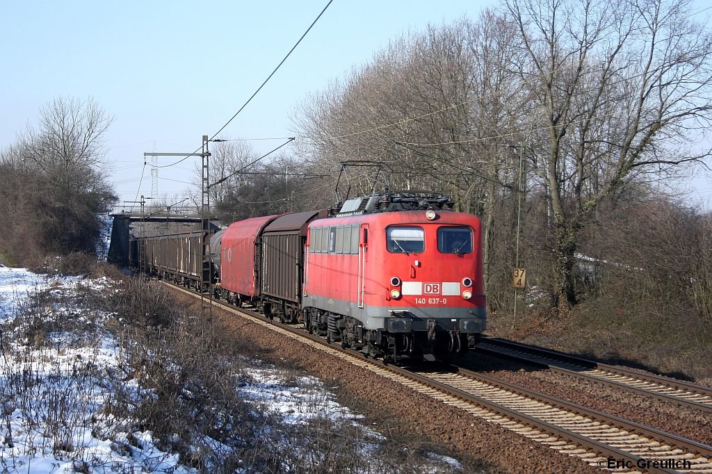 140 637 mit einem gemischten Gterzug am 9.3.10 in Ahlten.