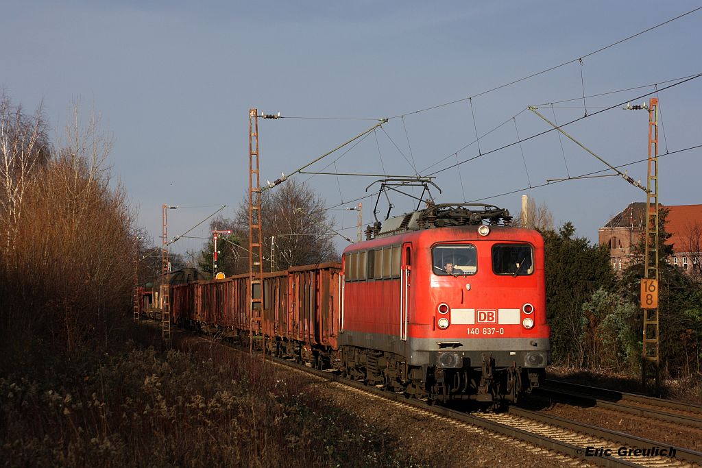 140 637 mit einem G�terzug am 28.12.11 in Limmer.