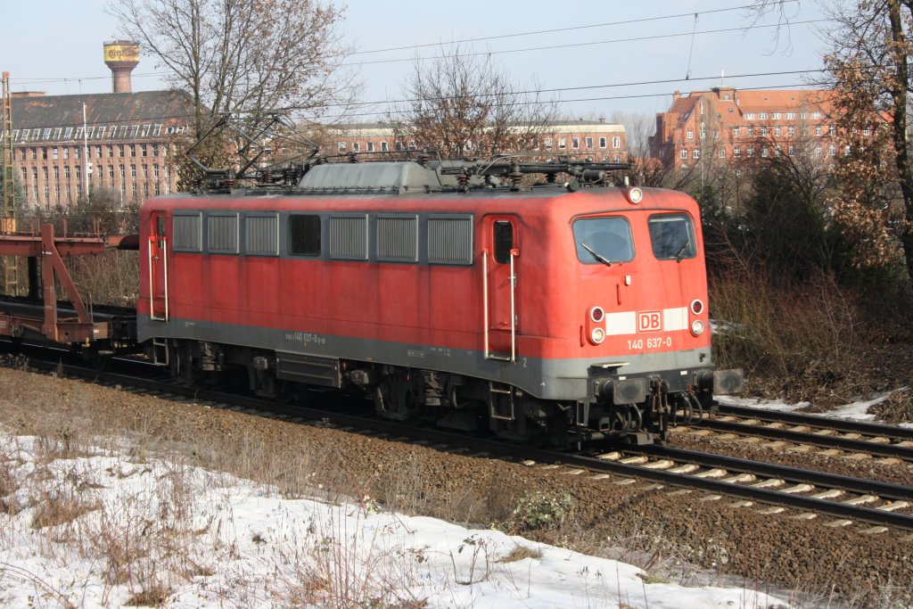 140 637 mit einem leeren Autozug in Hannover Limmer am 20.12.2010