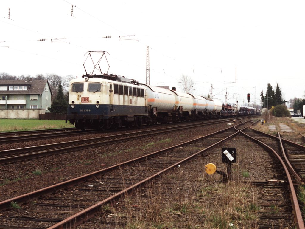 140 638-8 mit Gterzug nach Osnabrck bei Bruchmhlen am 25-03-2000. Bild und scan: Date Jan de Vries. 