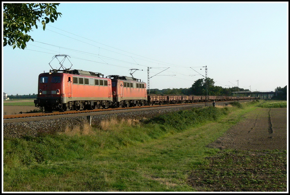 140 657 und eine Schwestermaschine ziehen einen Gterzug mit reichlich Altschotter bei Ltzelsachsen gen Norden. Die Aufnahme entstand am 14.08.2007.