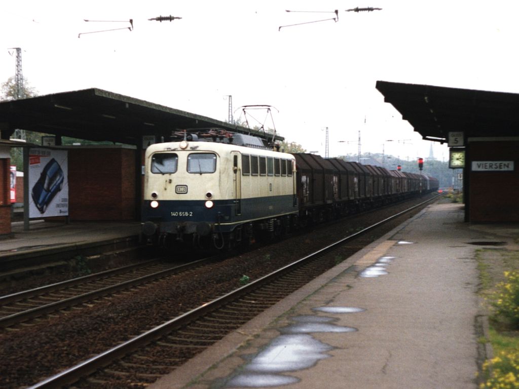 140 658-2 mit einem Gterzug zwischen Duisburg und Mnchengladbach auf Bahnhof Viersen am 21-10-1992. Bild und scan: Date Jan de Vries.