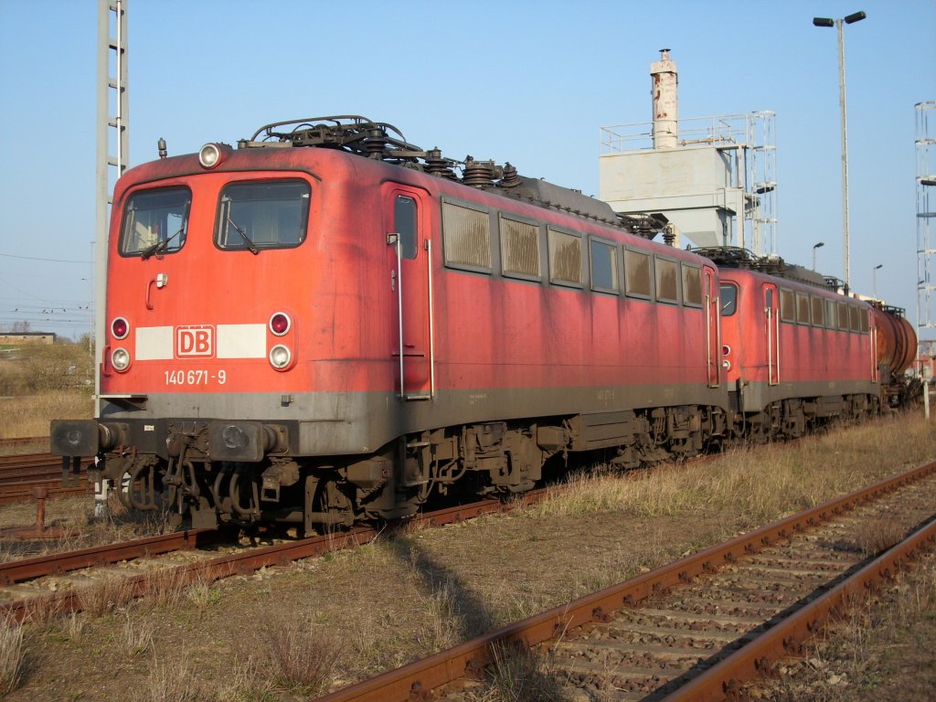 140 671 und 140 785,am 16.April 2009,standen noch nach meiner Aufnahme, ein halbes Jahr lang in Mukran bis es zur Verschrottung nach Opladen ging.