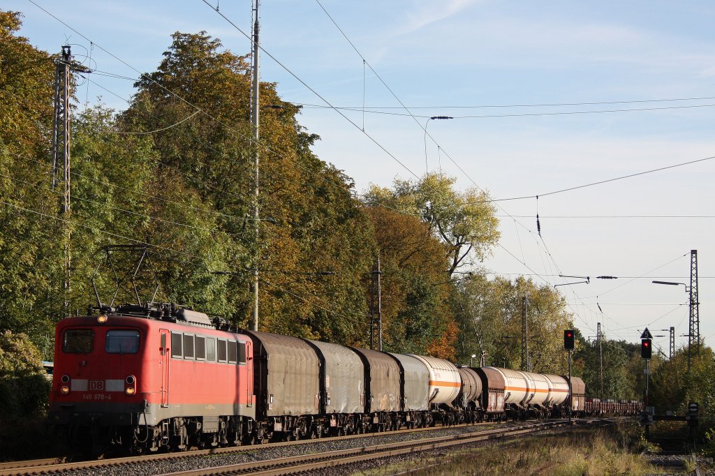 140 676 am 14.10.11 mit einem gemischten Gterzug bei der Durchfahrt durch Ratingen-Lintorf.