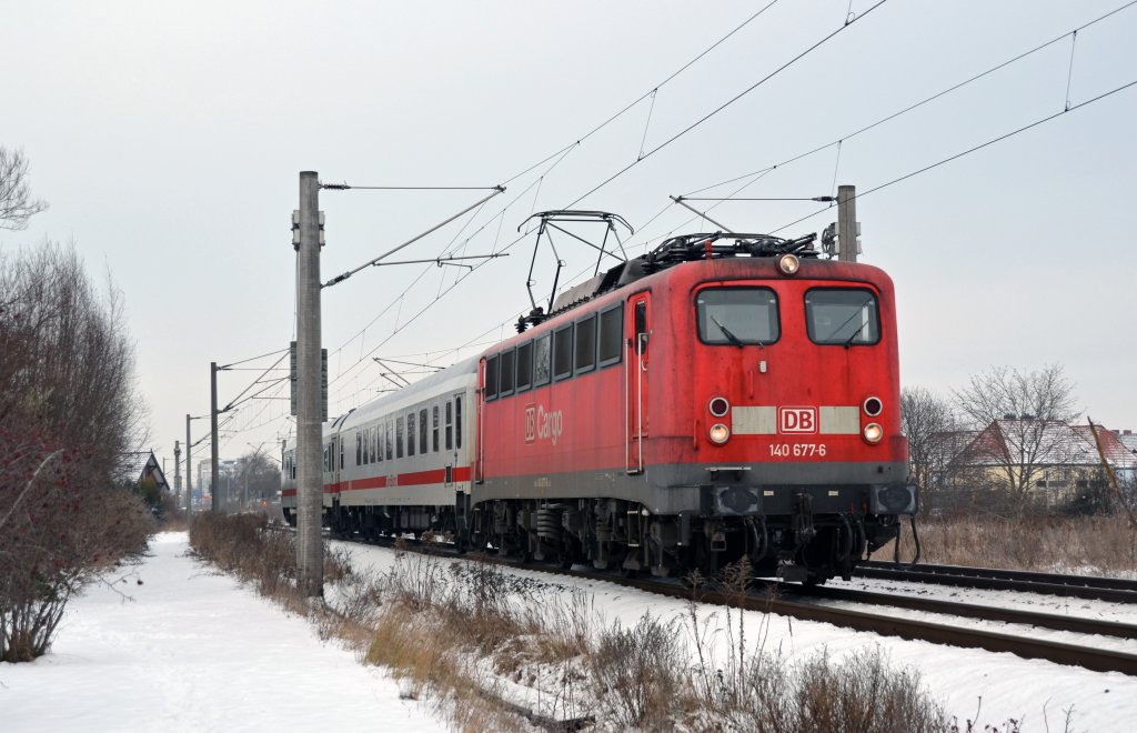 140 677 bespannte am 13.12.12 den PbZ 2467 Berlin - Leipzig. Hier durchfhrt sie mit den beiden Wagen Greppin Richtung Bitterfeld.