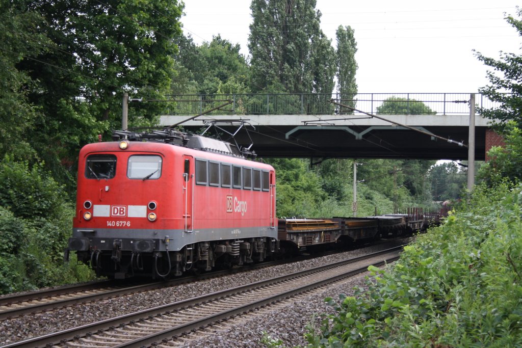 140 677 mit einem Gterzug in Hannover Limmer am 27.07.2010