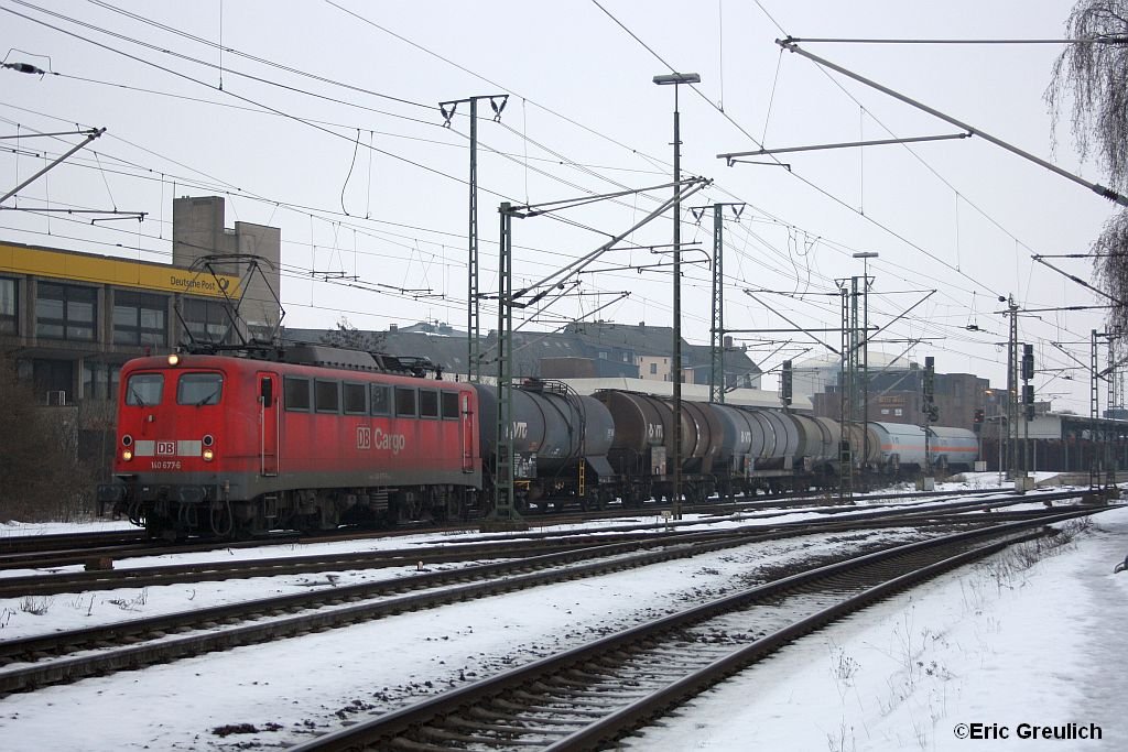 140 677 mit einem Kesselwagenzug in Lehrte am 6.2.2010.