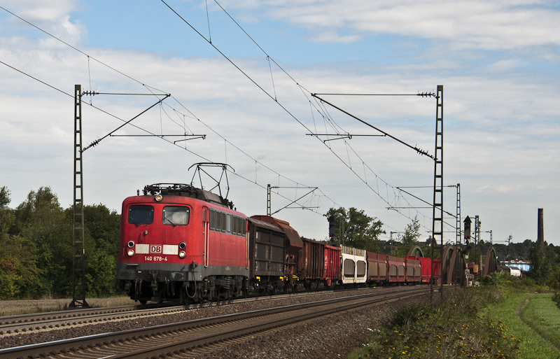 140 678-4 am 19. August 2010 mit G�terzug bei Elze.