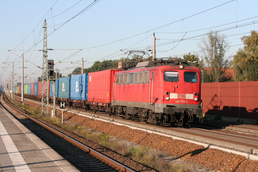 140 678-4 mit Containerzug am 01.10.2011 in Rathenow