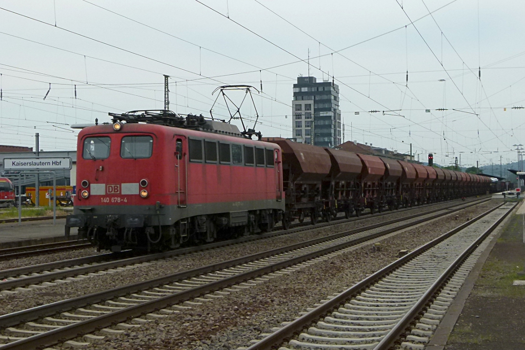 140 678-4 ist mit einem gemischten Gterzug am 19.06.2012 in Kaiserslautern