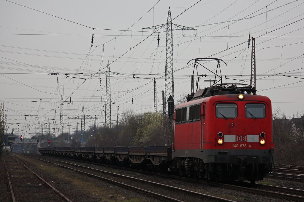 140 678 am 20.3.12 mit einem Flachwagenzug bei der Durchfahrt durch Ratingen-Lintorf.