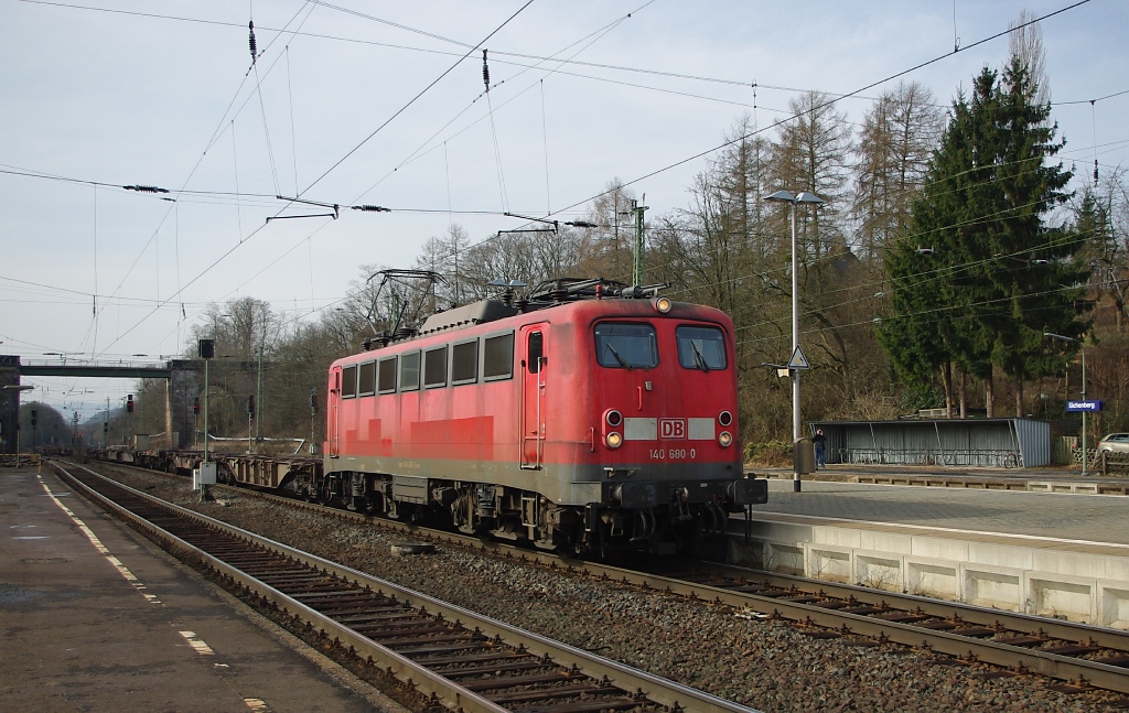 140 680-0 mit leeren Flachwagen in Fahrtrichtung Norden durch Eichenberg. Aufgenommen am 12.03.2011.
