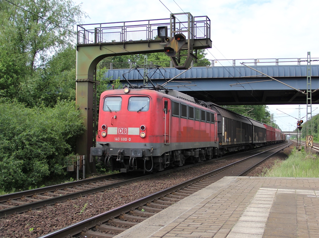 140 680-0 passierte am 07.06.2012 mit einem gemischten Gterzug den Bahnhof Dedensen-Gmmer.