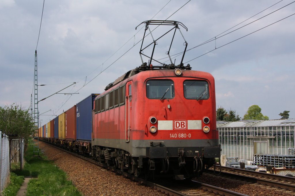 140 680-0 zieht am 25.04.'12 einen Containerzug Richtung DD.-Friedrichstadt durch DD.-Stetzsch