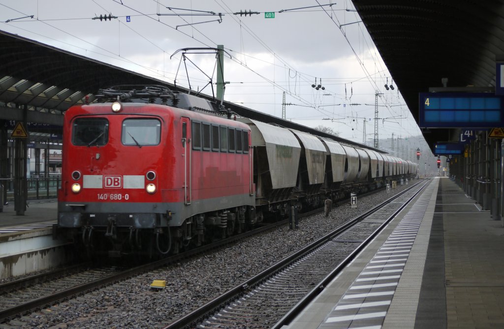 140 680-0 zieht einen Getreidezug am 15.12.2011 durch Kaiserslautern