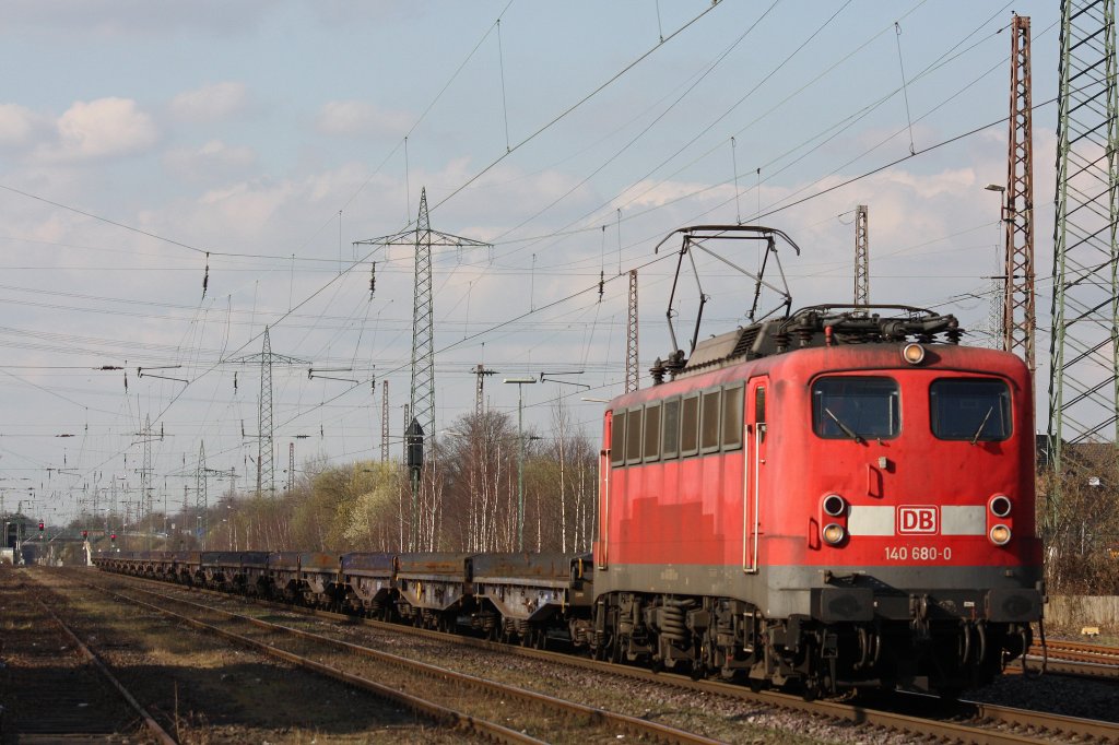 140 680 am 19.3.12 mit einem Flachwagenzug bei der Durchfahrt durch Ratingen-Lintorf.