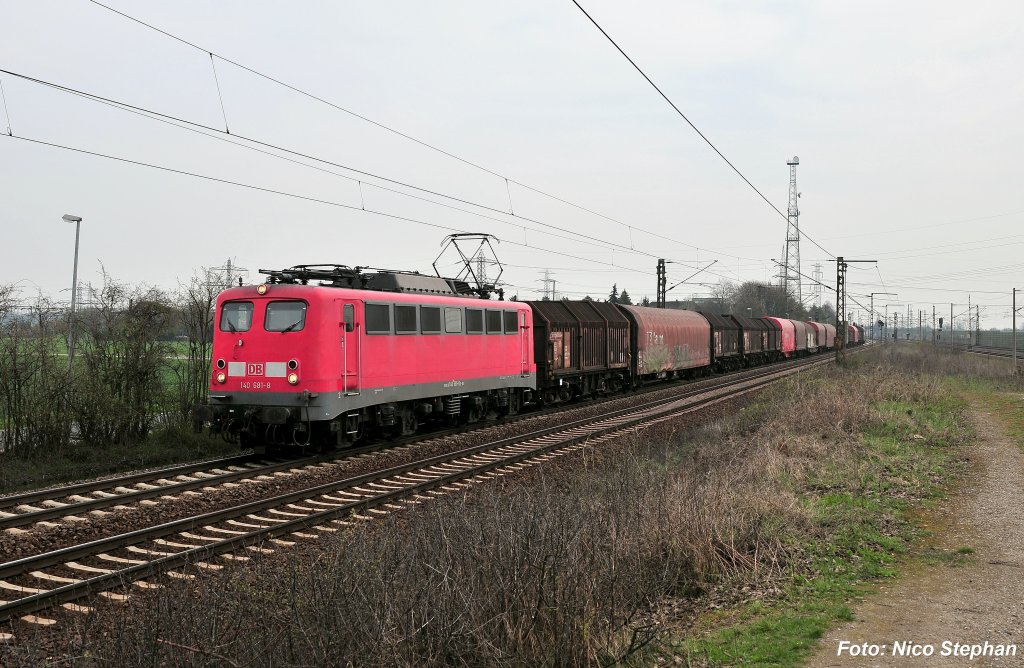 140 681-8 mit einem Stahlzug aus Peine,am Anfang der Hannover GUB (Ahlten 08.04.10)