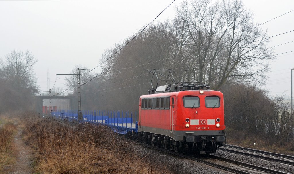 140 681 befrderte am 11.04.13 einen gemischten Gterzug durch Ahlten Richtung Lehrte.