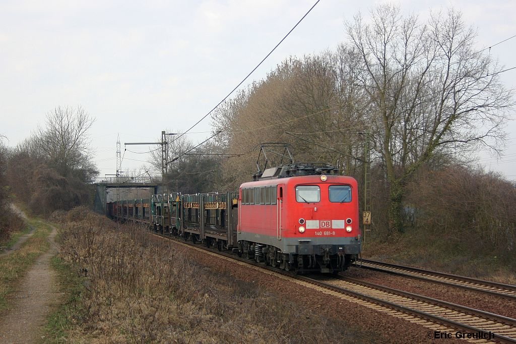 140 681 mit einem Autozug am 25.3.10 in Ahlten.