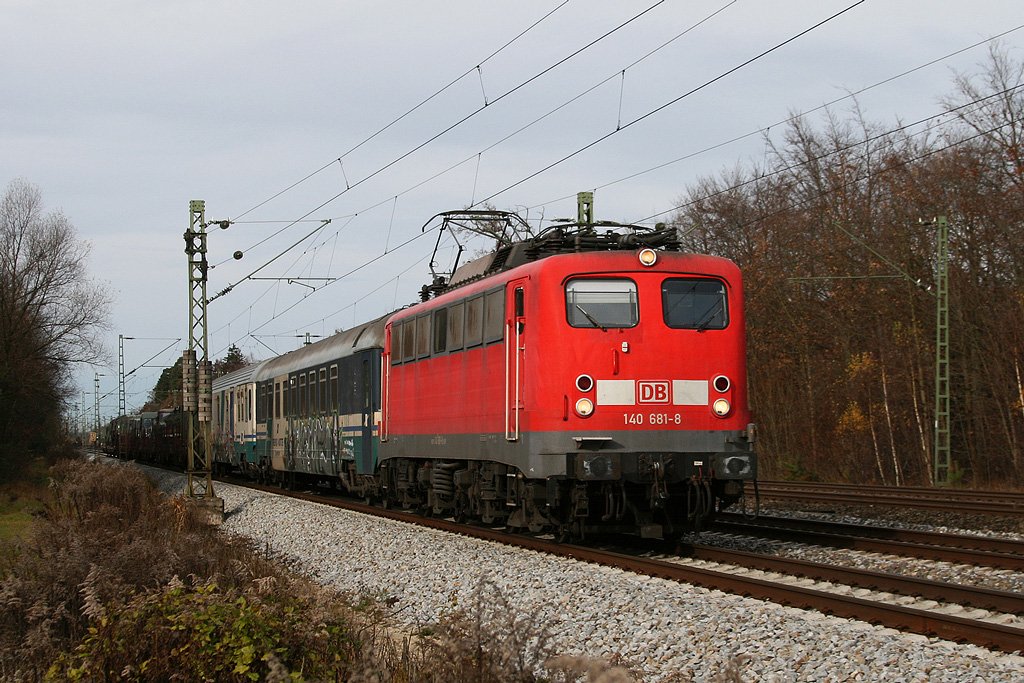 140 681 mit einem italienischen Schlafwagen, einen Gepckwagen ebenfalls von der FS sowie einigen beladenen Miltrwagen am 14.11.2009 in Haar (bei Mnchen).
