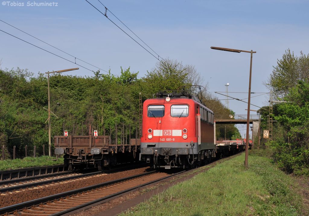 140 681 mit Gterzug am 30.04.2012 in Ahlten