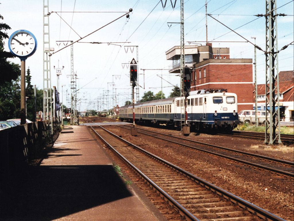 140 693-3 mit E 7327 Emden-Rheine auf Bahnhof Leer am 12-7-1991. Bild und scan: Date Jan de Vries.