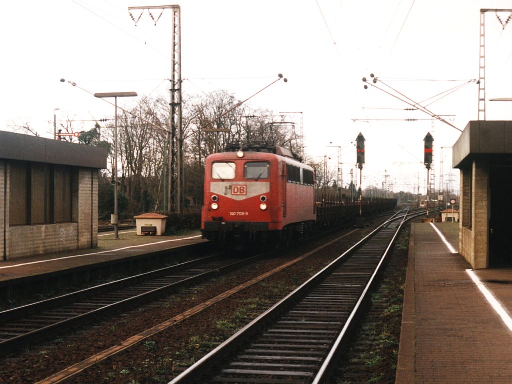 140 708-9 mit einem Gterzug auf Bahnhof Salzbergen am 9-12-2000. Bild und scan: Date Jan de Vries.