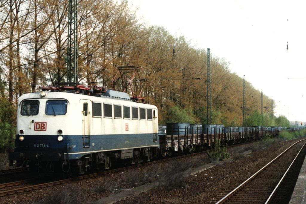 140 715-4 mit einem Gterzug auf Bahnhof Viersen am 17-4-1997. Bild und scan: Date Jan de Vries.