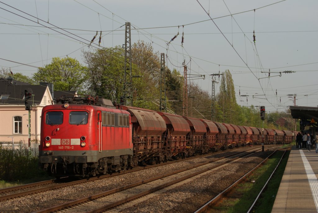 140 716-2 mit einem Facs-Ganzzug bei der Durchfahrt durch Hilden am 11.04.2011