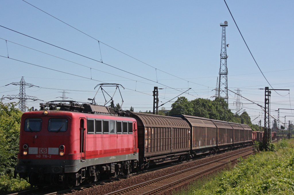 140 716 24.7.12 mit einem gemischten Gterzug in Hannover-Ahlten.