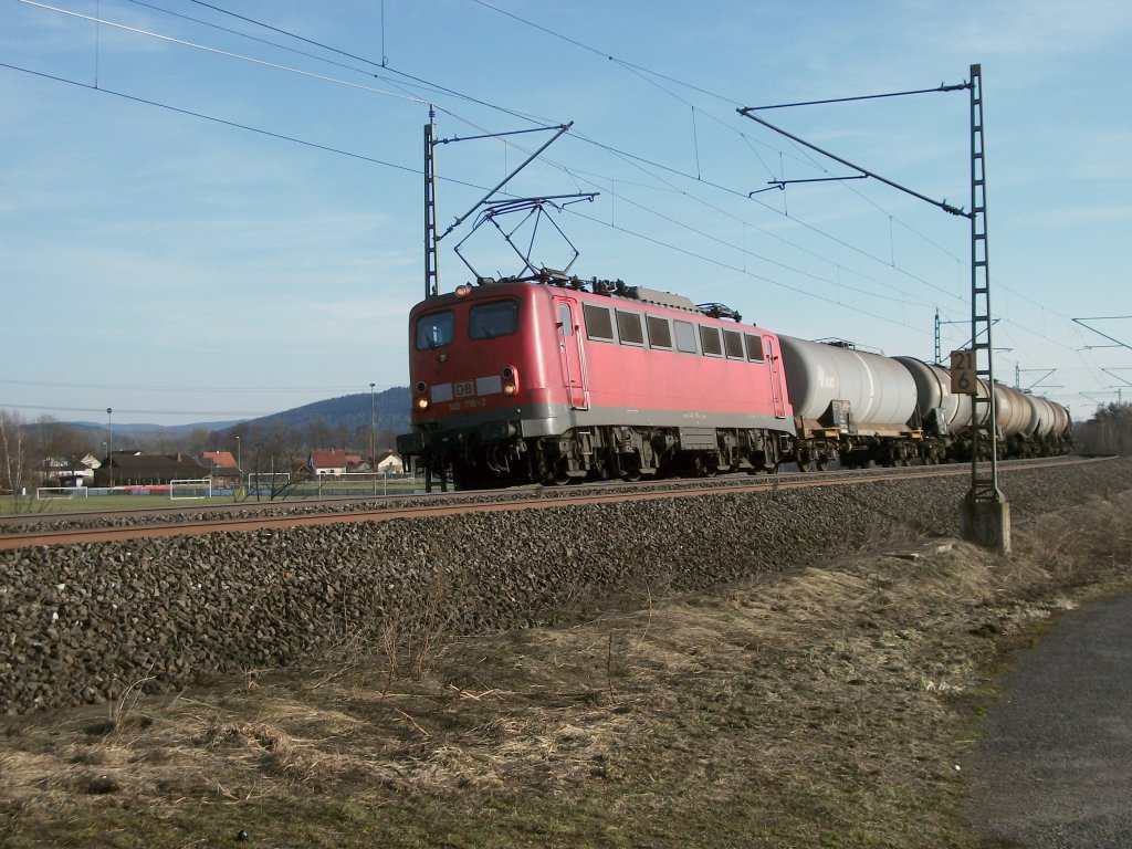 140 716 ist am 9.2.11 mit Kesselzug bei Halach Richtung Saalfeld unterwegs.