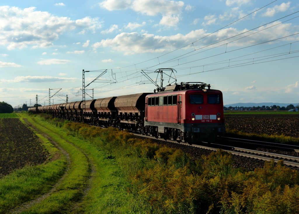 140 716 mit einem Gterzug am 28.08.2011 unterwegs bei Stephansposching.