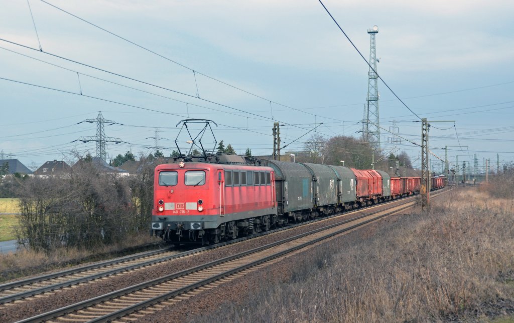 140 716 zog am 11.04.13 einen gemischten Gterzug durch Ahlten Richtung Hannover.