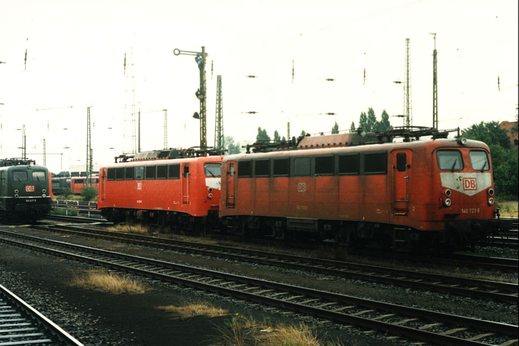 140 723-8 und 140 129-8 auf Krefeld Hauptbahnhof am 26-8-1997. Bild und scan: Date Jan de Vries.