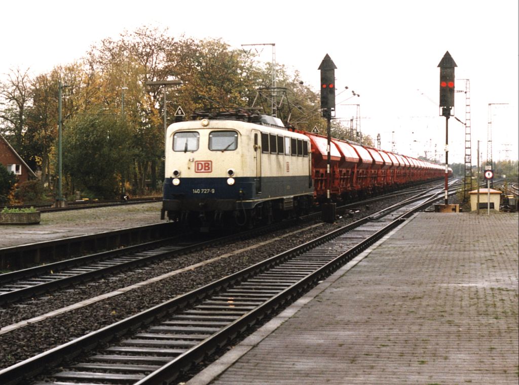 140 727-9 mit Gterzug auf Bahnhof Salzbergen am 06-11-1999. Bild und scan: Date Jan de Vries.
