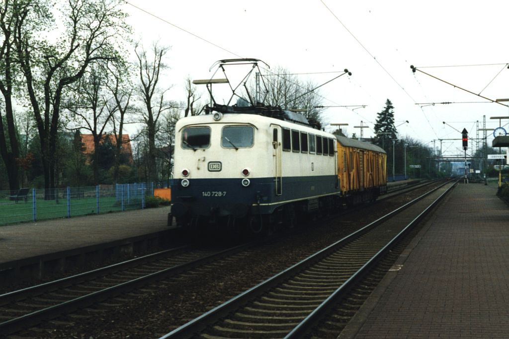 140 728-7 mit eine Einheitshilfsgertewagen auf Bahnhof Ibbenbren am 14-04-1993. Bild und scan: Date Jan de Vries.