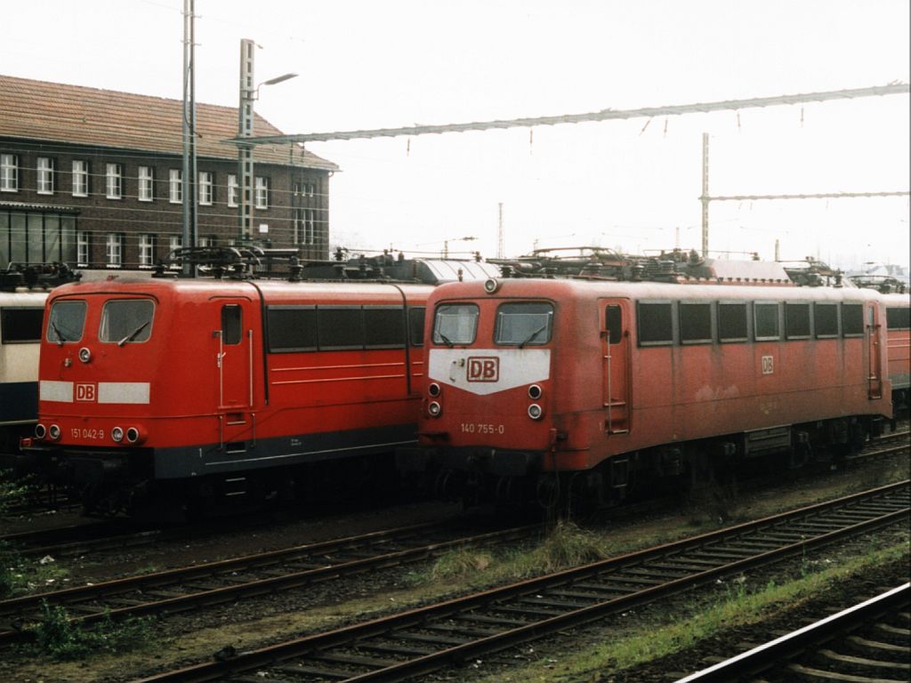 140 755-0 und 151 042-9 auf Wanne Eickel Hauptbahnhof am 21-4-2001. Bild und scan: Date Jan de Vries.