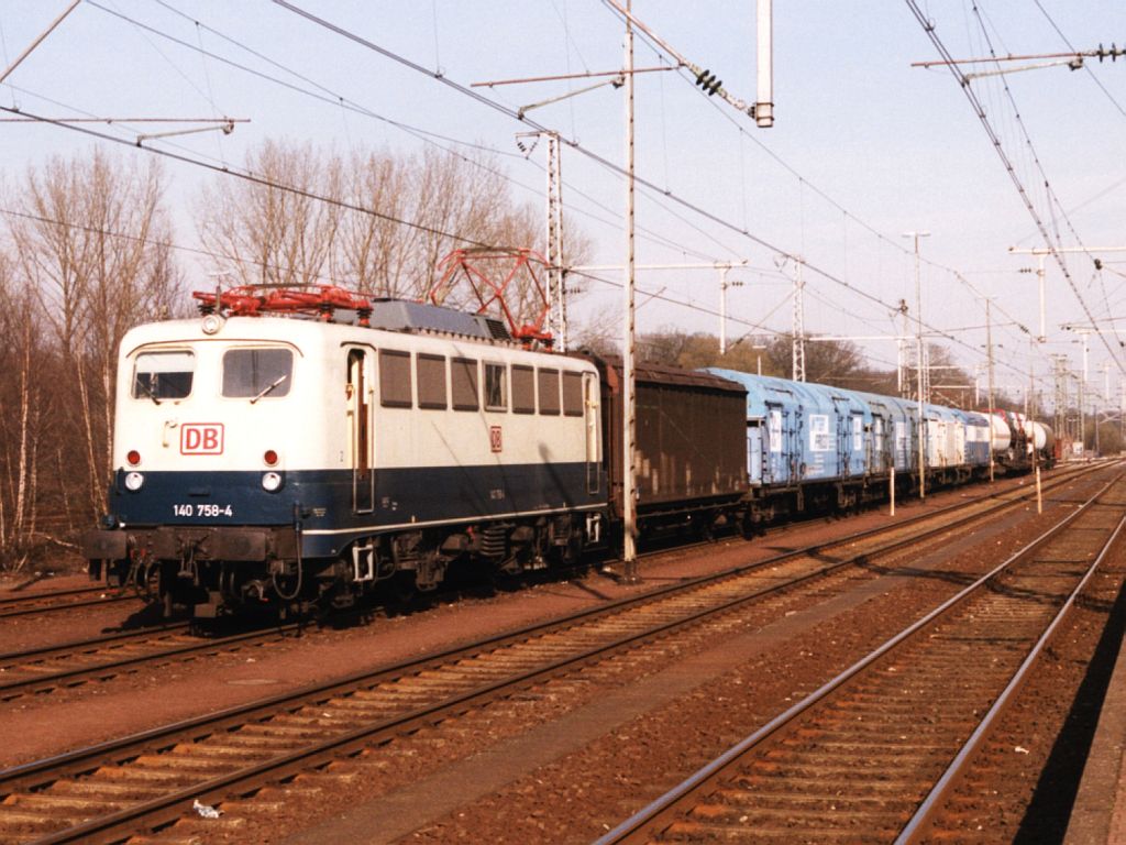 140 758-4 mit Gterzug 40504 Helsingborg-Kijfhoek auf Bahnhof Bad Bentheim am 25-03-1998. Bild und scan: Date Jan de Vries.