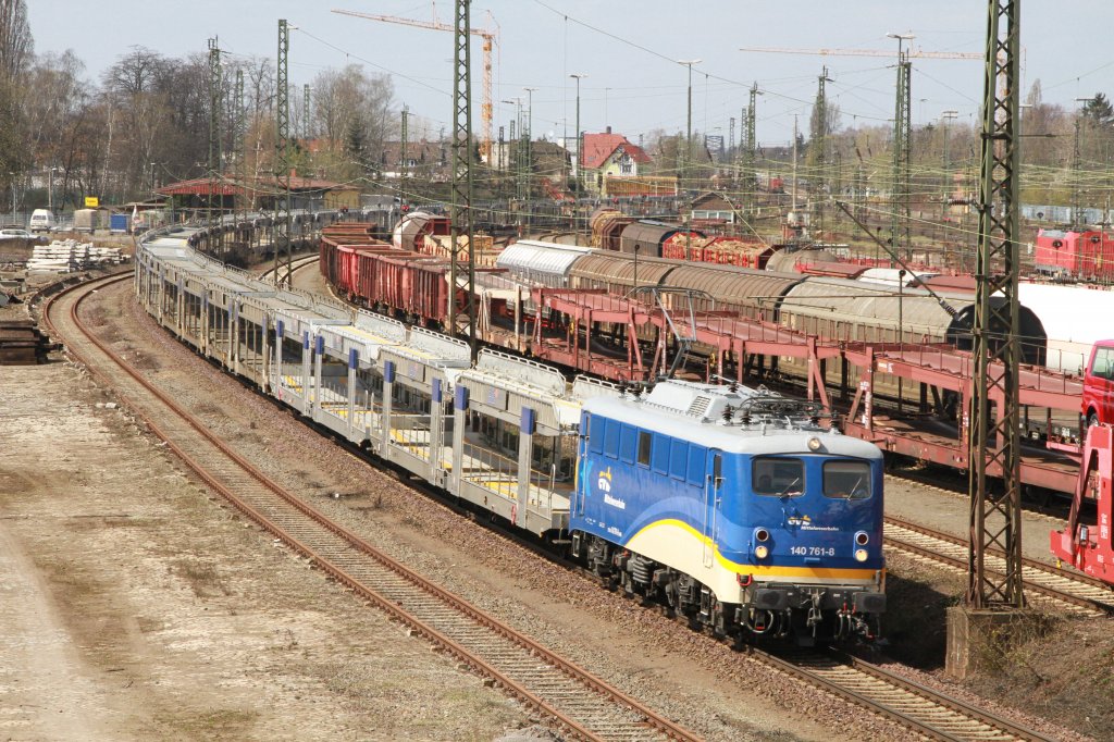 140 761-8 in neuen Farbkleid,jetzt fr die Mittelweserbahn unterwegs, mit einem leeren Autotransportzug am 20.04.2013 auf dem Seelzer Gterumgehungsgleis.Am Tag zuvor brachte sie nagelneue Skodas nach Bremerhaven.